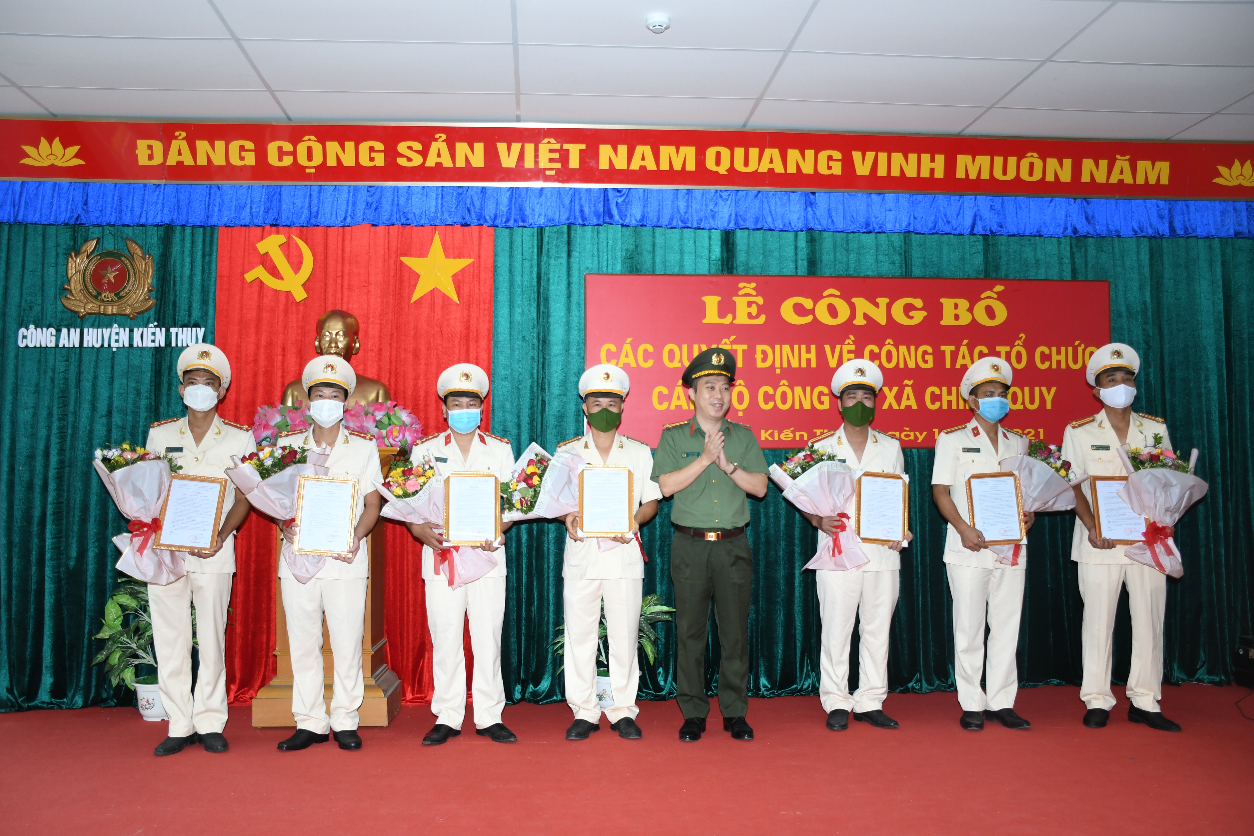 Công an huyện Kiến Thụy: Công bố các quyết định về Công an xã chính quy